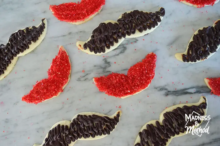 mustache decorated cookies