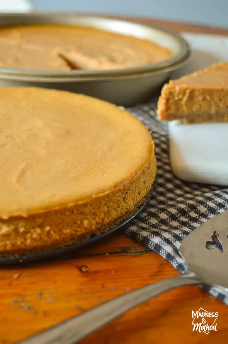 round pumpkin pie cheesecake and slice