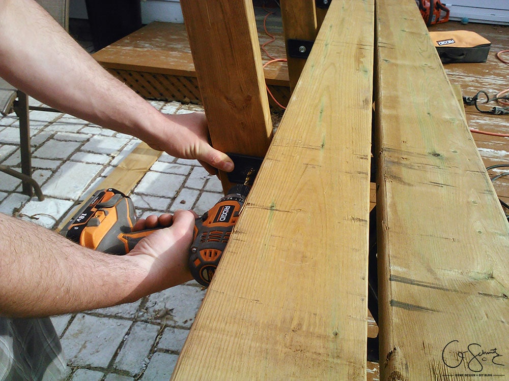 Were you interested in building some DIY benches? Building a bench with brackets is an easy summer project – and here are some great tips to follow! 