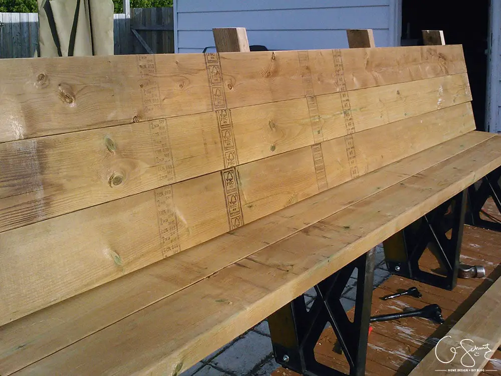 Were you interested in building some DIY benches? Building a bench with brackets is an easy summer project – and here are some great tips to follow! 