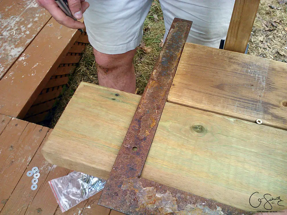 Are you ready to tackle an easy DIY project this summer? Building a corner bench with brackets is a great way to add more seating space to your deck, and these tips will help you avoid any mistakes along the way! 