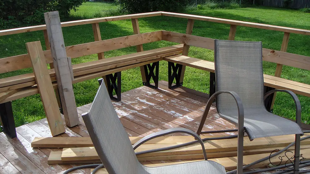 Are you ready to tackle an easy DIY project this summer? Building a corner bench with brackets is a great way to add more seating space to your deck, and these tips will help you avoid any mistakes along the way! 