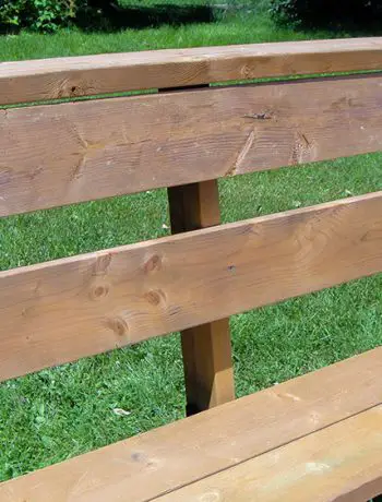 Are you ready to tackle an easy DIY project this summer? Building a corner bench with brackets is a great way to add more seating space to your deck, and these tips will help you avoid any mistakes along the way!