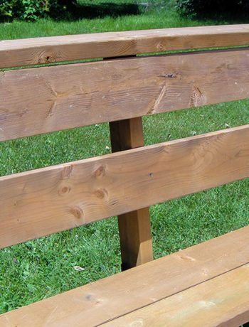 Are you ready to tackle an easy DIY project this summer? Building a corner bench with brackets is a great way to add more seating space to your deck, and these tips will help you avoid any mistakes along the way!