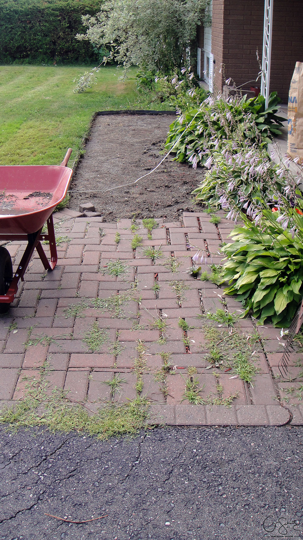 We’ve started our front walkway remodel, and the first step is removing patio stones. If you’re planning on doing a DIY walkway project this summer, these tips are for you! 