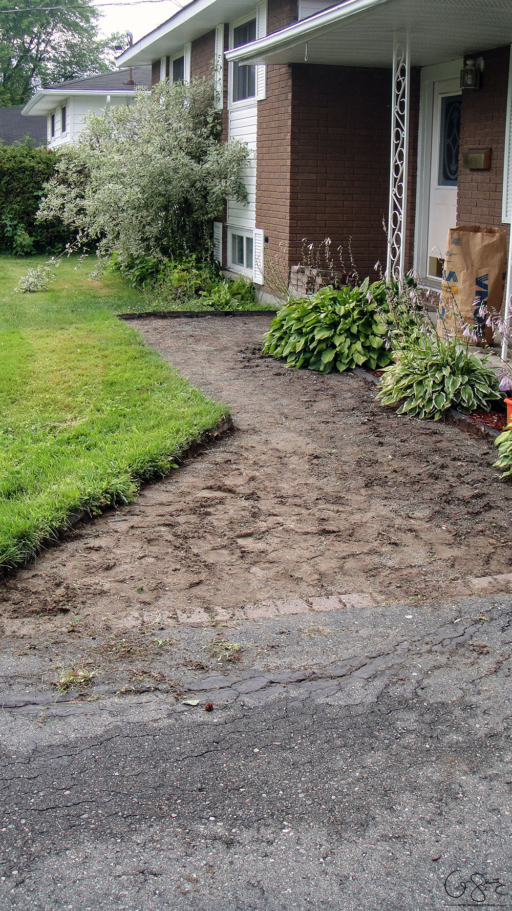 We’ve started our front walkway remodel, and the first step is removing patio stones. If you’re planning on doing a DIY walkway project this summer, these tips are for you! 