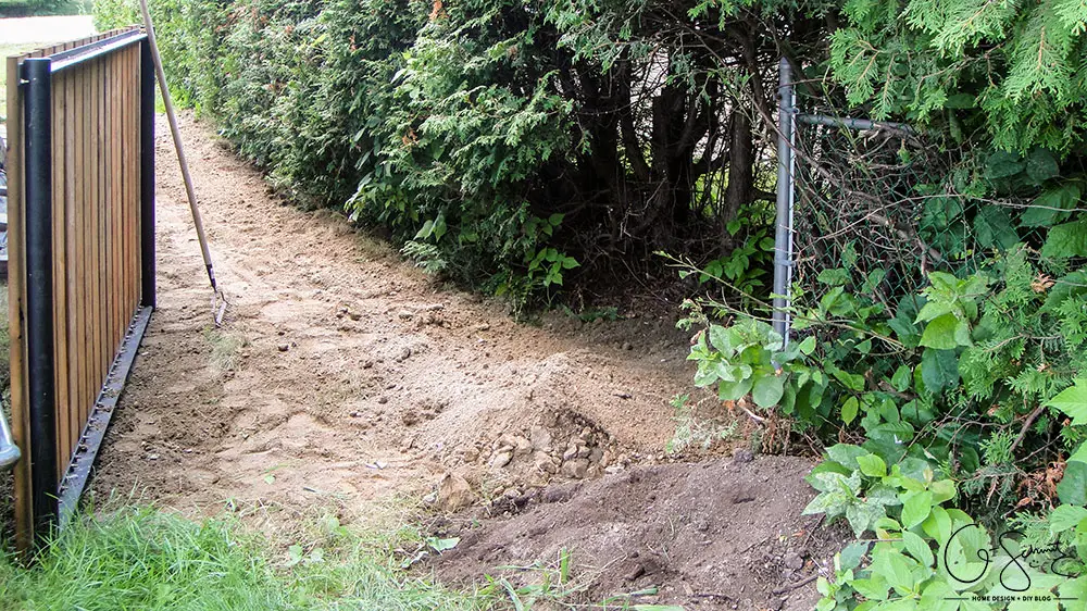 To tackle side yard landscaping (or any area really), the first step is often levelling the ground and prepping the area for what will be going on top (whether it’s pavers, stones, grass, etc!). 