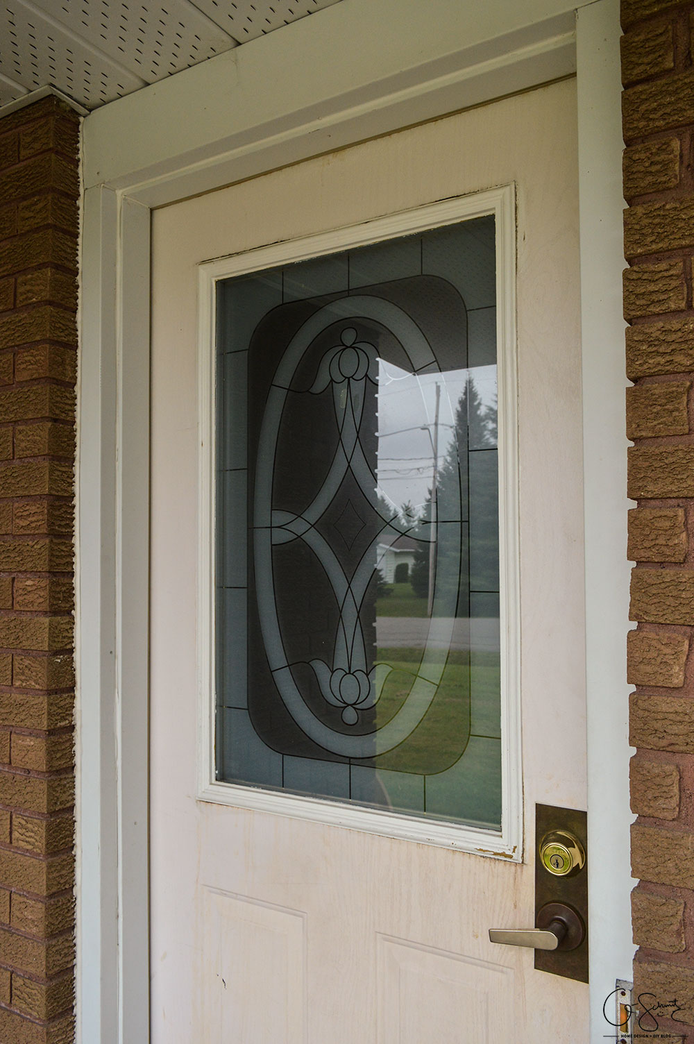 Thinking of updating your front door? In less than a day you can create some major impact for minimal effort. So go ahead and paint the front door any colour you want!