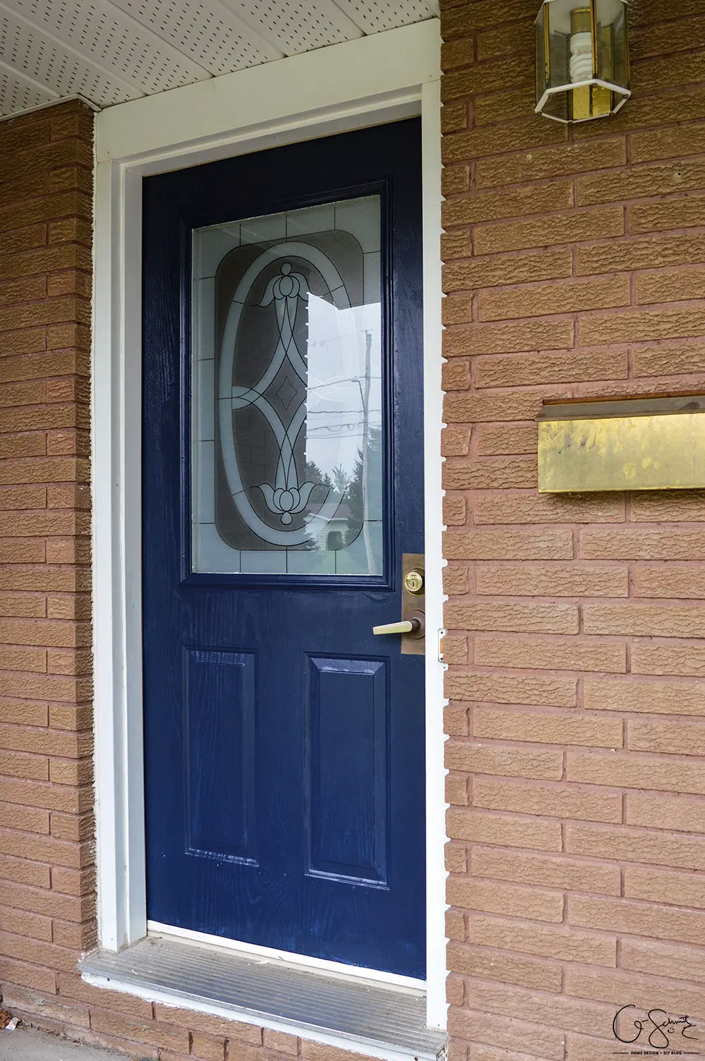Thinking of updating your front door? In less than a day you can create some major impact for minimal effort. So go ahead and paint the front door any colour you want!