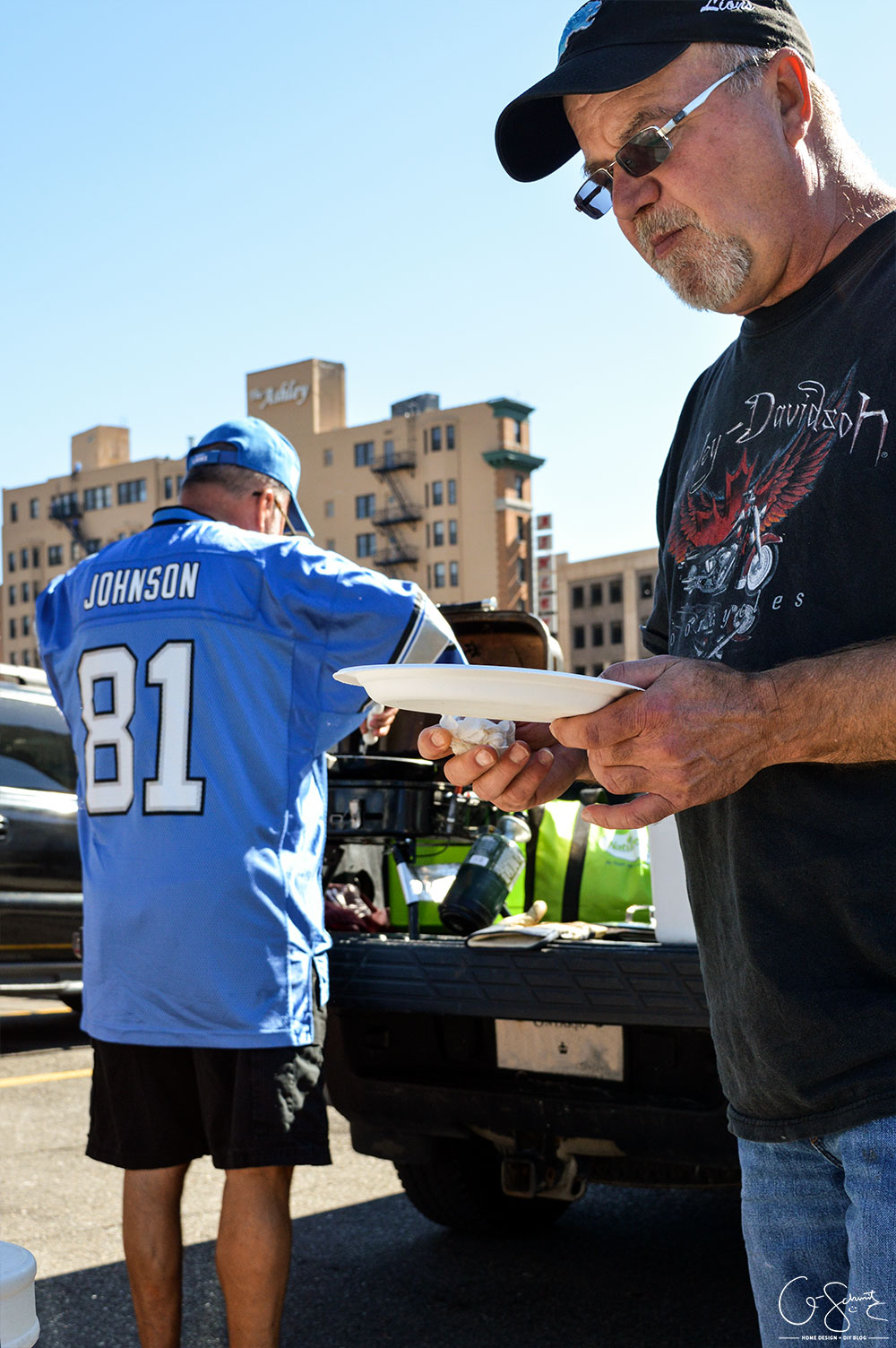 Football and Thanksgiving is not a Canadian activity, but it's HUGE in the States. So if you live somewhere warm and get the chance to tailgate, take it!