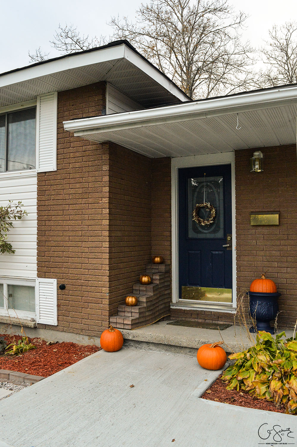 I’ve got a golden pumpkin! Part 1 is all about picking an outdoor Halloween décor theme and exploring pumpkin options. Part 2 will be coming soon :)