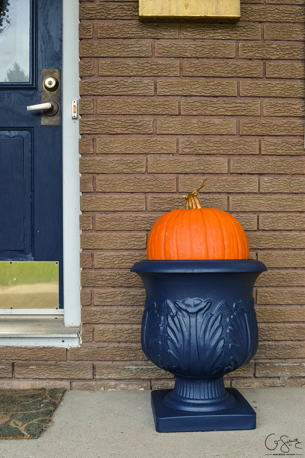 I’ve got a golden pumpkin! Part 1 is all about picking an outdoor Halloween décor theme and exploring pumpkin options. Part 2 will be coming soon :)