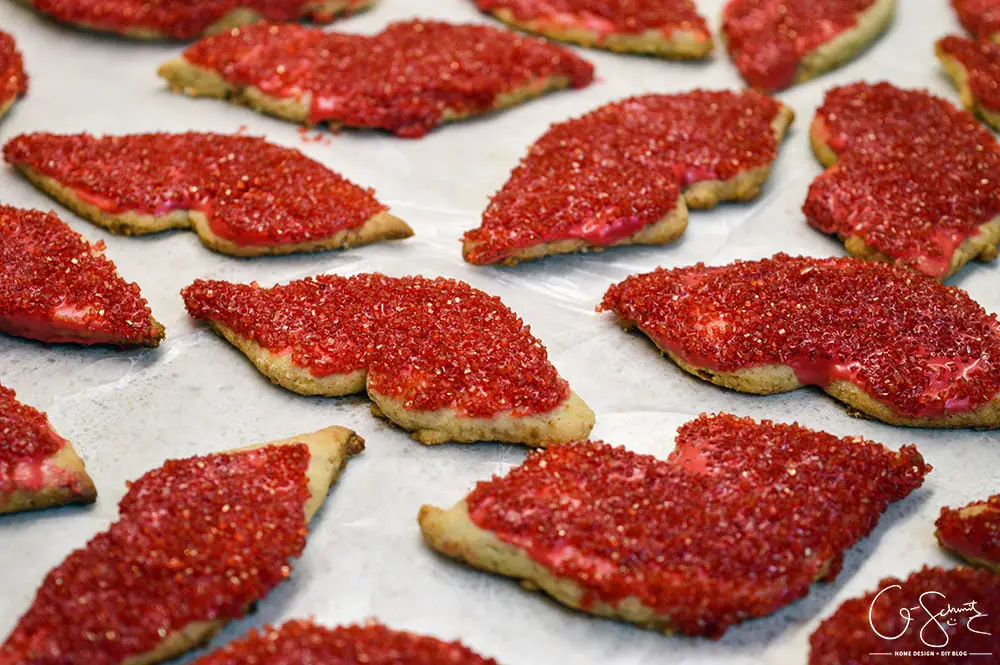 These kissing mustache and lip shaped cookies were a cute little idea I had to decorate my sugar cookies for Valentine's Day this year. Check them out!