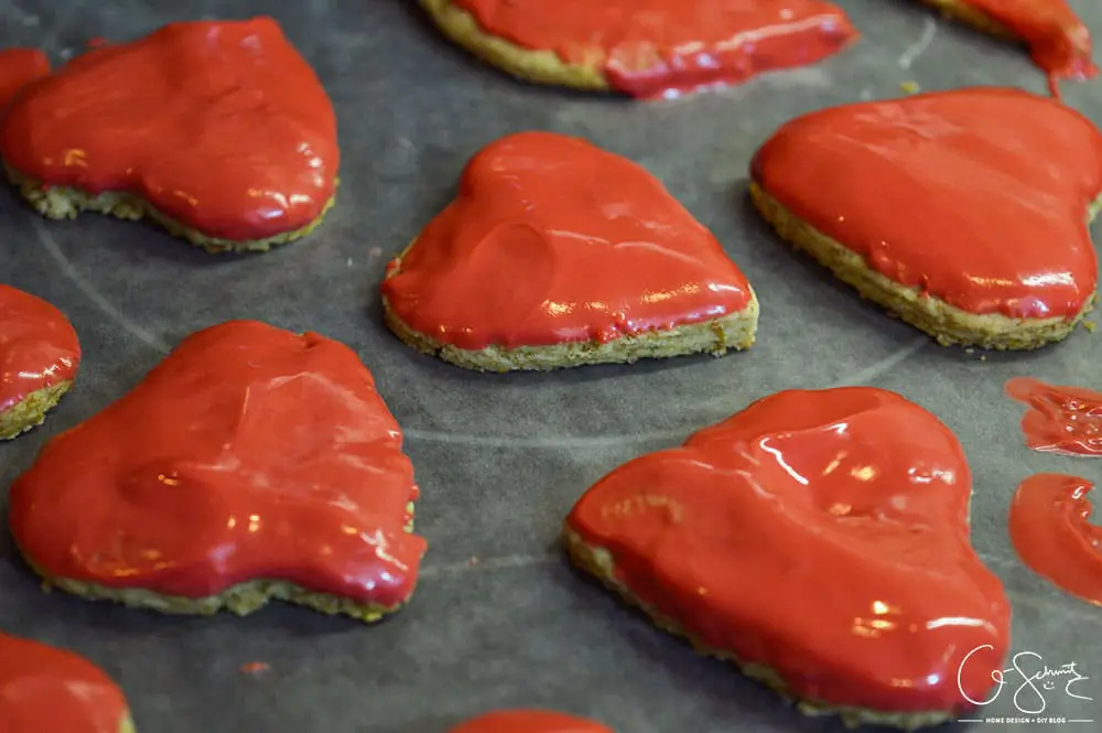 These kissing mustache and lip shaped cookies were a cute little idea I had to decorate my sugar cookies for Valentine's Day this year. Check them out!
