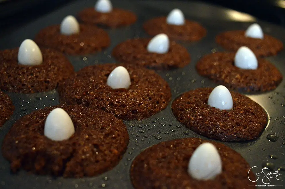 These hidden Easter egg mini cupcakes are super cute, but you could totally use this technique for other seasons or holidays! 