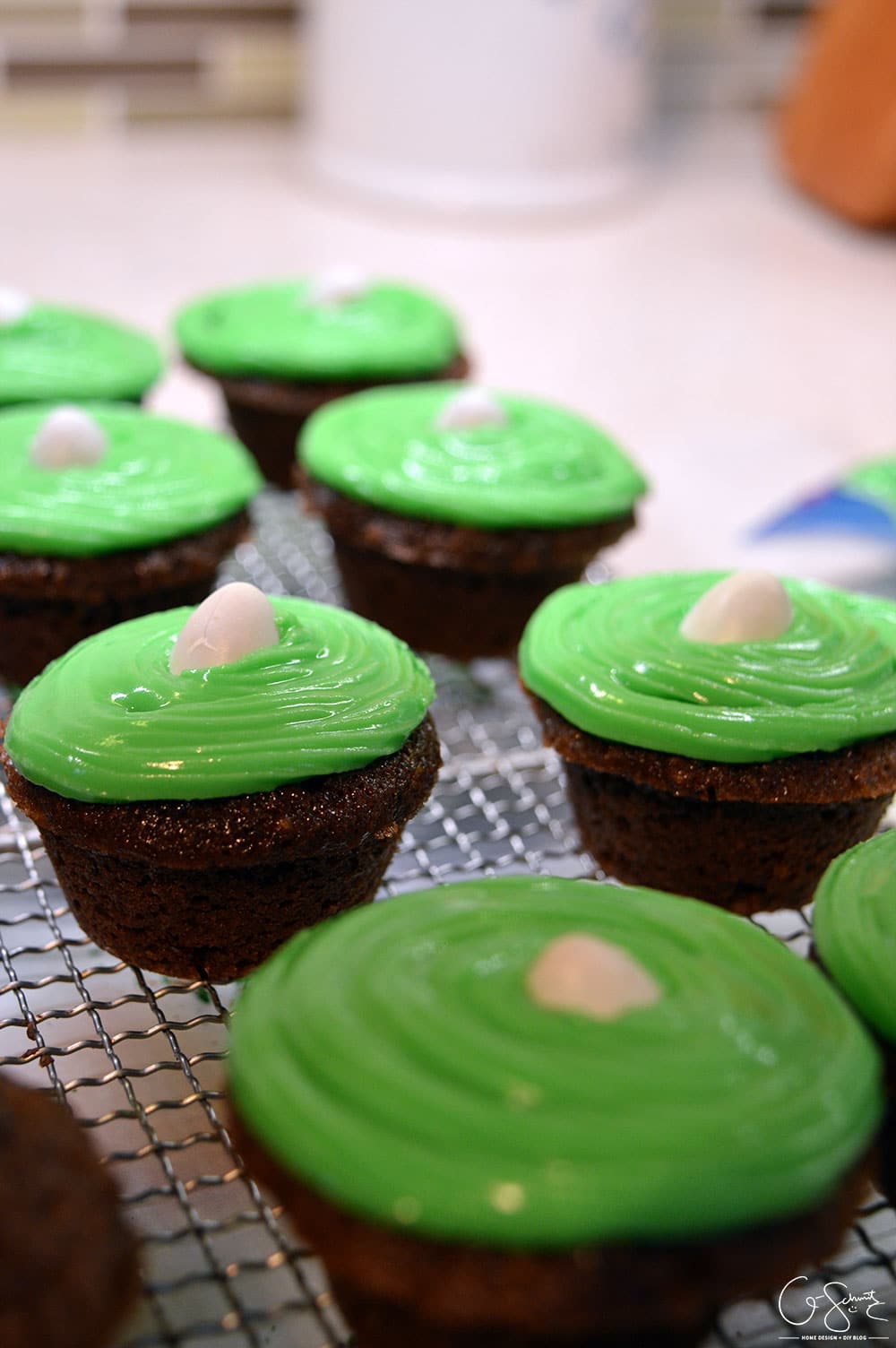 These hidden Easter egg mini cupcakes are super cute, but you could totally use this technique for other seasons or holidays! 