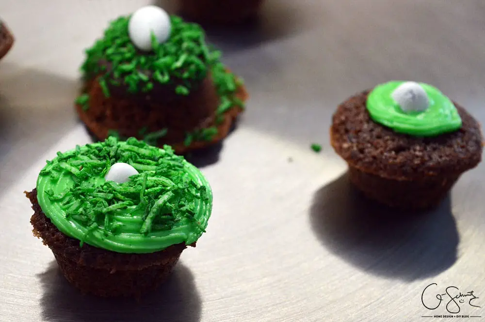 These hidden Easter egg mini cupcakes are super cute, but you could totally use this technique for other seasons or holidays! 