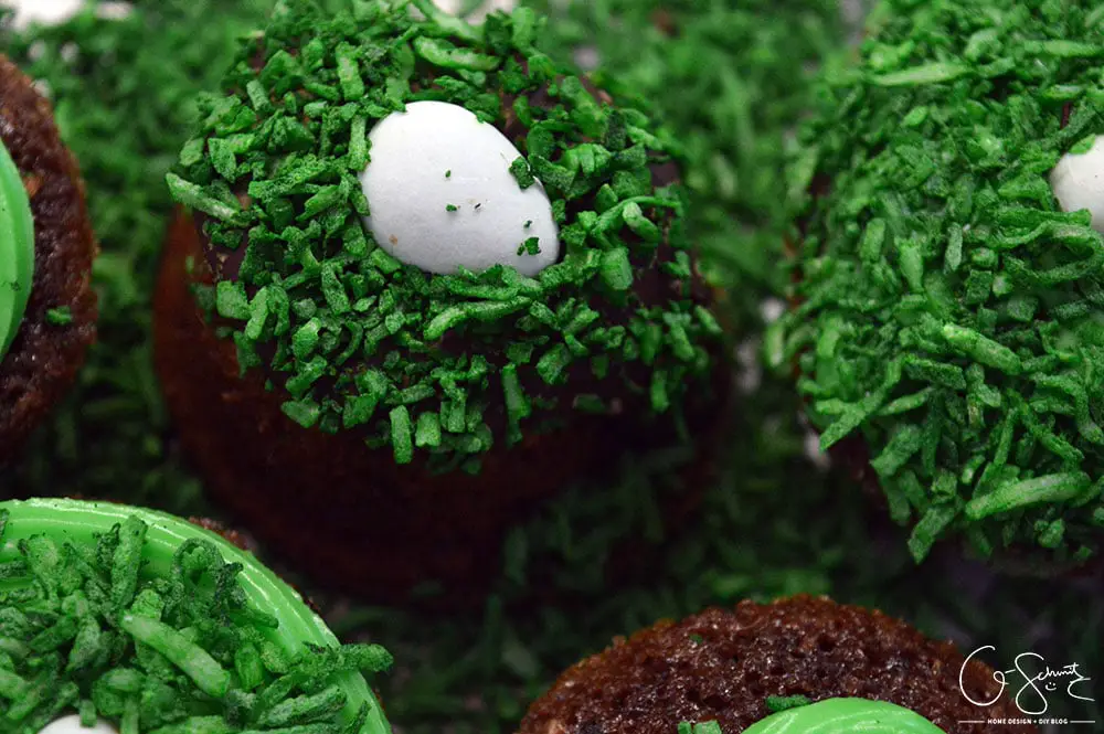 These hidden Easter egg mini cupcakes are super cute, but you could totally use this technique for other seasons or holidays!