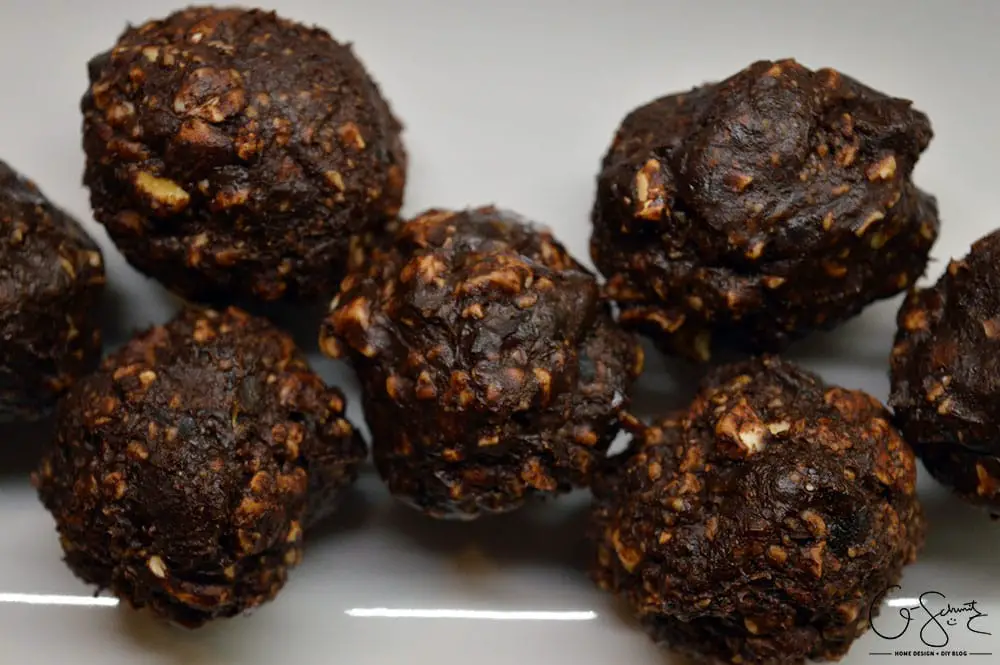 Have you ever made any energy balls or bites? (They're a great, healthy way to satisfy a snack craving in between meals!). Here's my roundup and review of some popular online energy ball recipes, all tried and tested by yours truly! 