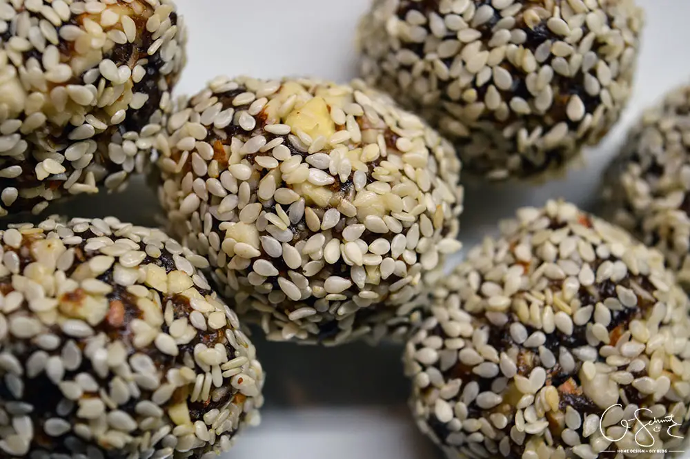 Have you ever made any energy balls or bites? (They're a great, healthy way to satisfy a snack craving in between meals!). Here's my roundup and review of some popular online energy ball recipes, all tried and tested by yours truly! 