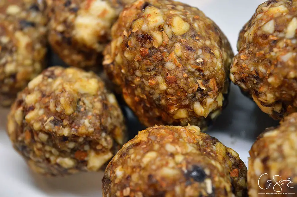 Have you ever made any energy balls or bites? (They're a great, healthy way to satisfy a snack craving in between meals!). Here's my roundup and review of some popular online energy ball recipes, all tried and tested by yours truly! 