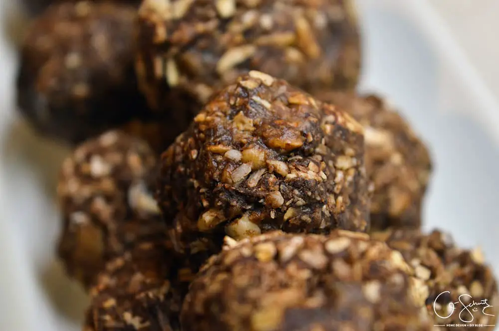 Have you ever made any energy balls or bites? (They're a great, healthy way to satisfy a snack craving in between meals!). Here's my roundup and review of some popular online energy ball recipes, all tried and tested by yours truly! 