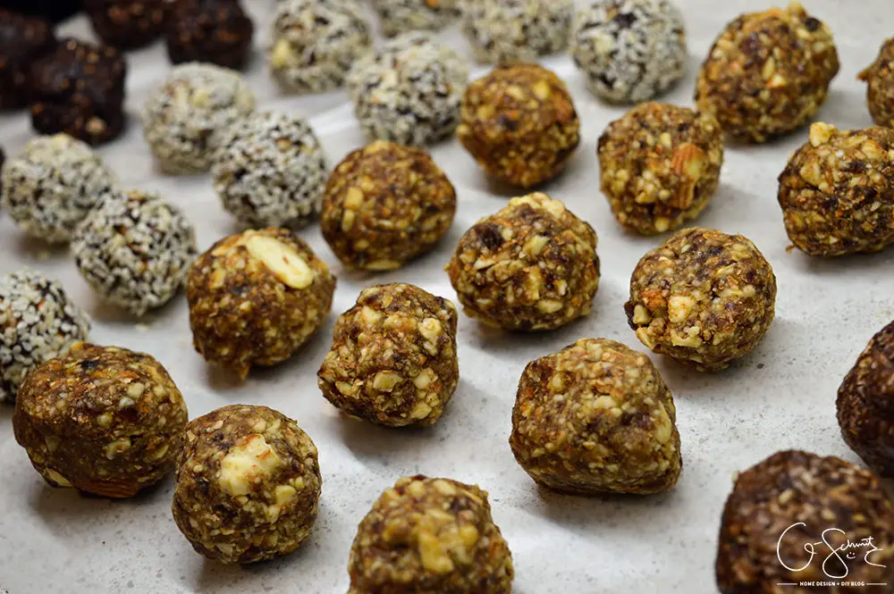 Have you ever made any energy balls or bites? (They're a great, healthy way to satisfy a snack craving in between meals!). Here's my roundup and review of some popular online energy ball recipes, all tried and tested by yours truly! 