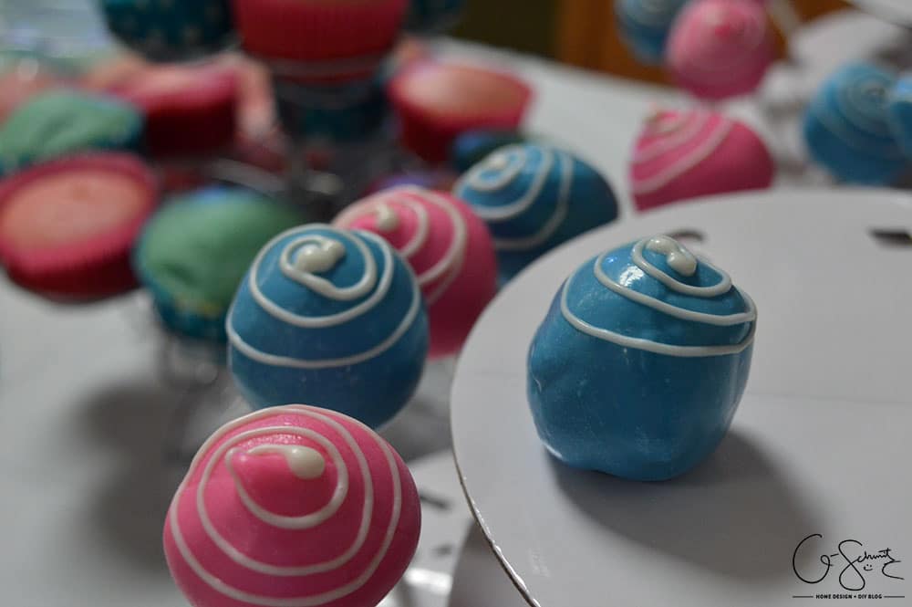 Having a pink and blue baby shower is definitely the most general option; but why mess with tradition? Especially if you don't know the gender of the baby!