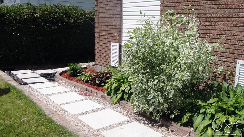 Today I'm going to show the (almost) completed sideyard landscaping, and I'm really happy that we can scratch this project off our outdoor to-do list!