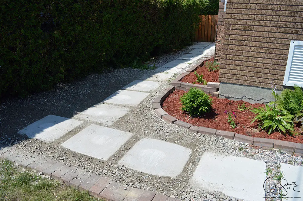 Today I'm going to show the (almost) completed sideyard landscaping, and I'm really happy that we can scratch this project off our outdoor to-do list!