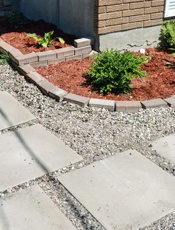 Today I'm going to show the (almost) completed sideyard landscaping, and I'm really happy that we can scratch this project off our outdoor to-do list!