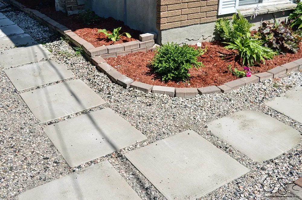 Today I'm going to show the (almost) completed sideyard landscaping, and I'm really happy that we can scratch this project off our outdoor to-do list!