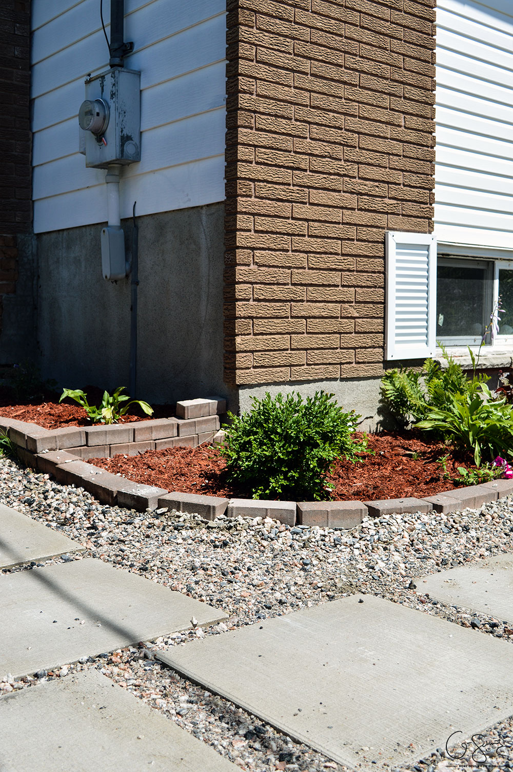 Today I'm going to show the (almost) completed sideyard landscaping, and I'm really happy that we can scratch this project off our outdoor to-do list!