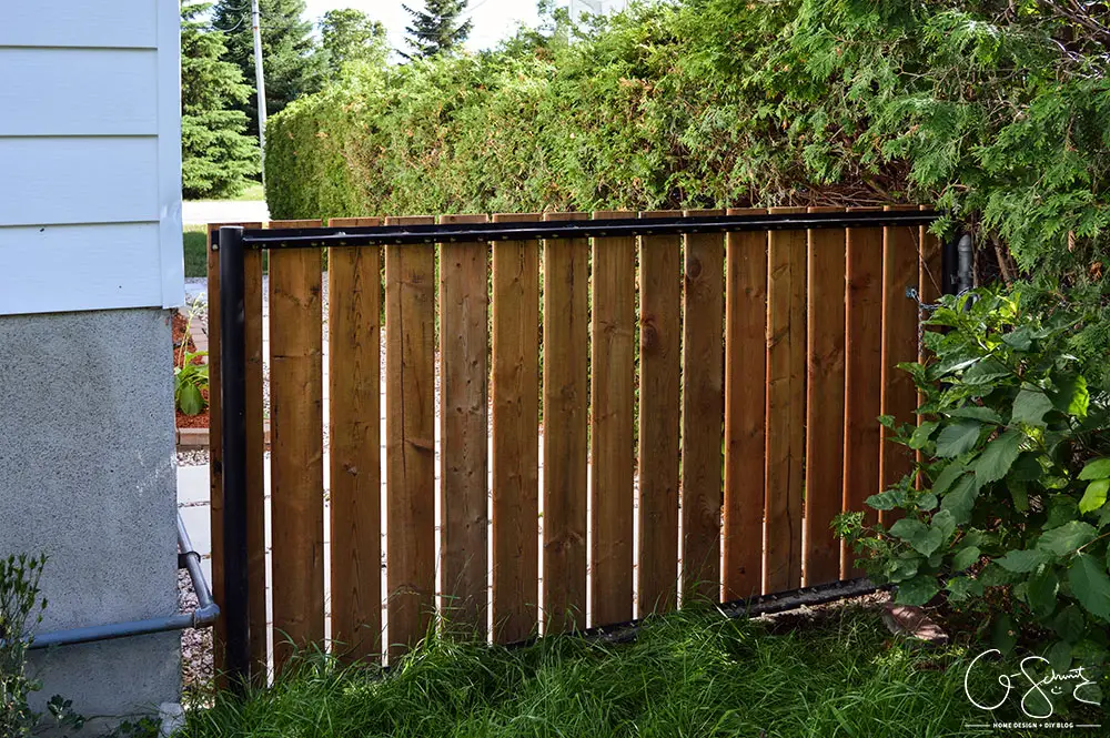 Today I'm going to show the (almost) completed sideyard landscaping, and I'm really happy that we can scratch this project off our outdoor to-do list!