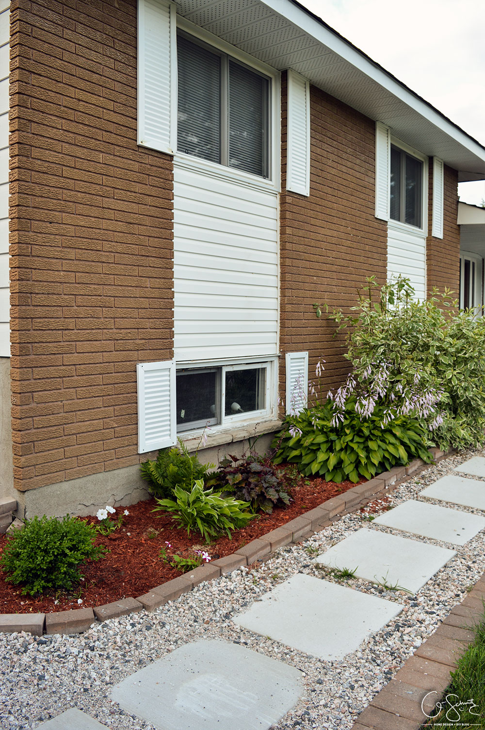 Today I'm going to show the (almost) completed sideyard landscaping, and I'm really happy that we can scratch this project off our outdoor to-do list!