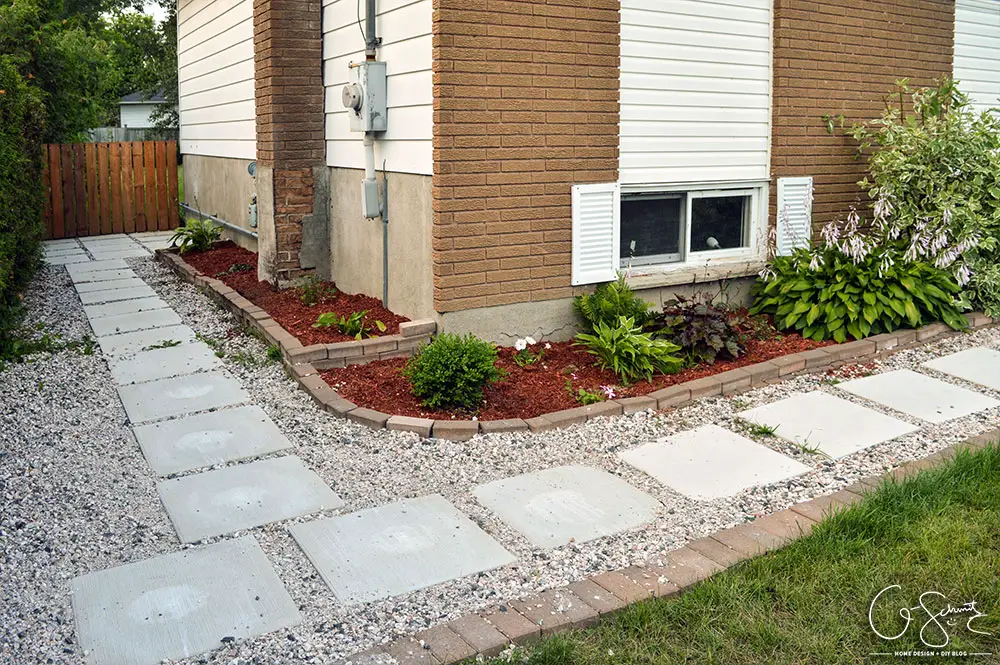 Today I'm going to show the (almost) completed sideyard landscaping, and I'm really happy that we can scratch this project off our outdoor to-do list!