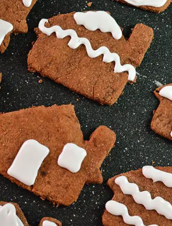 Do you decorate a traditional gingerbread house? Skip the extra messy 3D houses and make a batch of these cocoa ginger cookies to decorate instead!