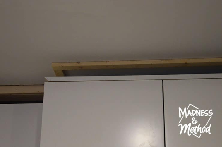 install-trim-above-cabinets-01