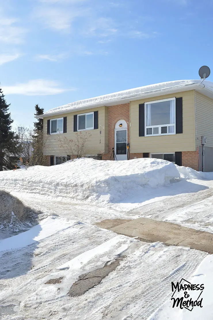 snowy front yard with sidewalk