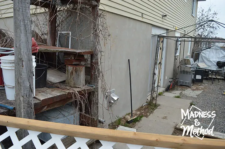 narrow backyard entrance